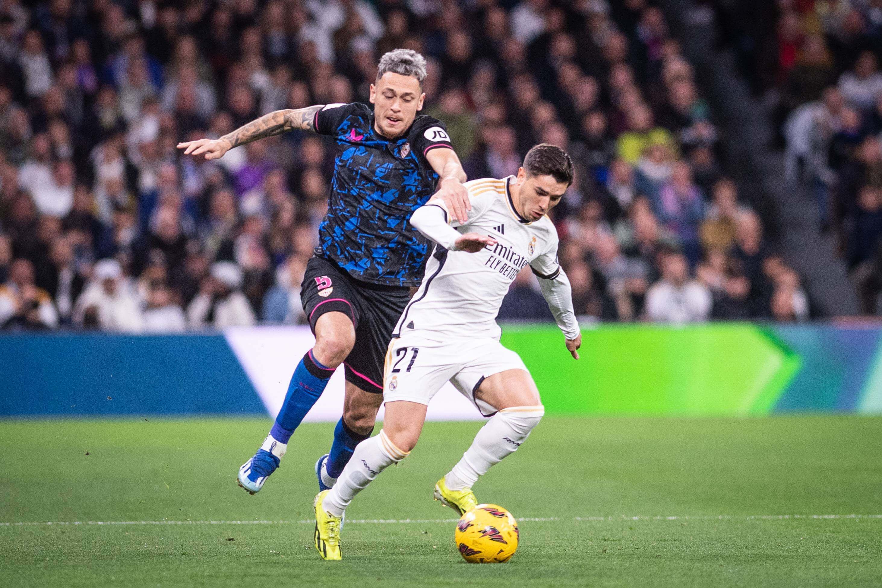  Ocampos ante Brahim Díaz, durante el Real Madrid-Sevilla.