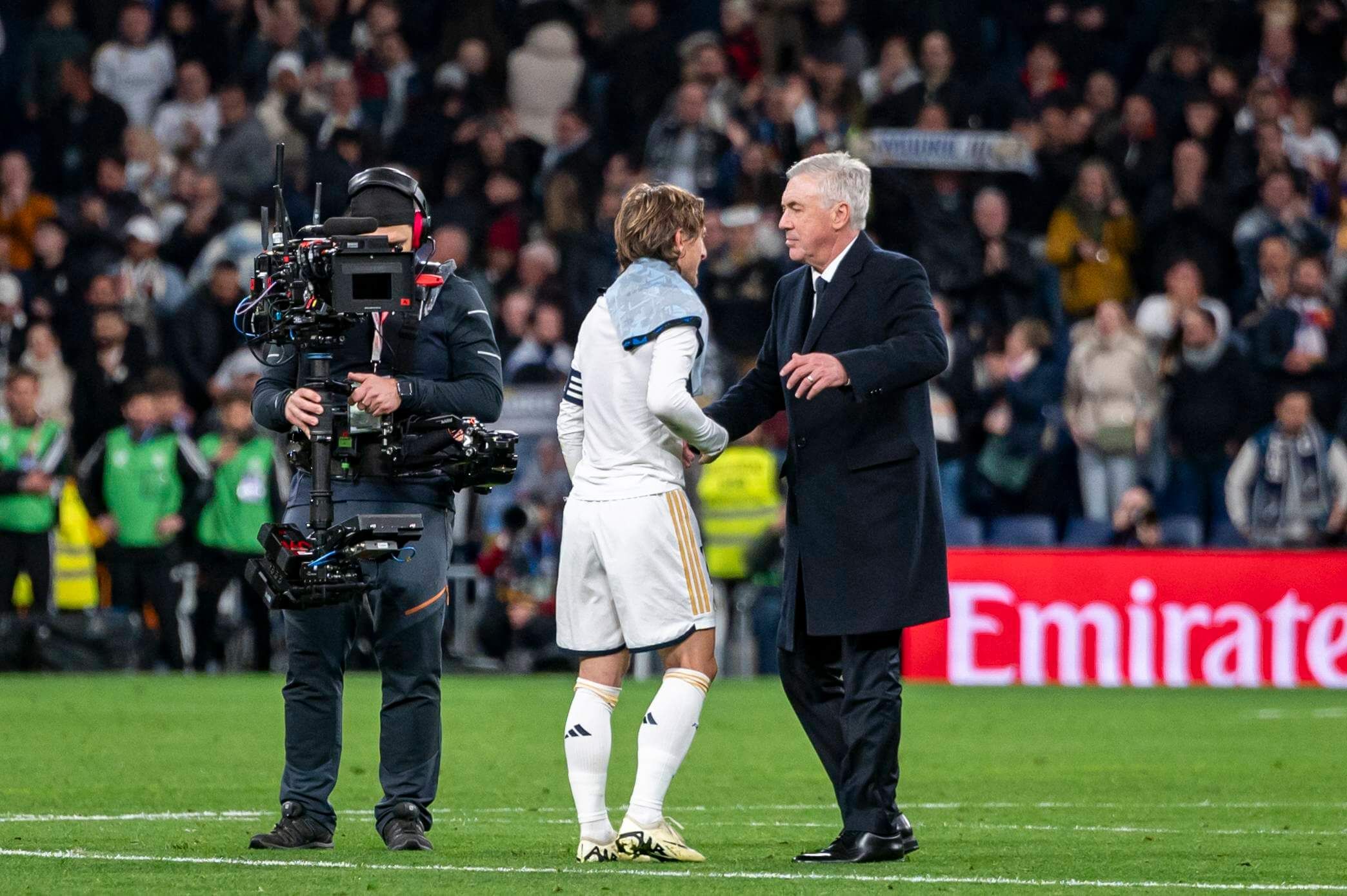  Carlo Ancelotti abraza a Luka Modric tras el Real Madrid-Sevilla.