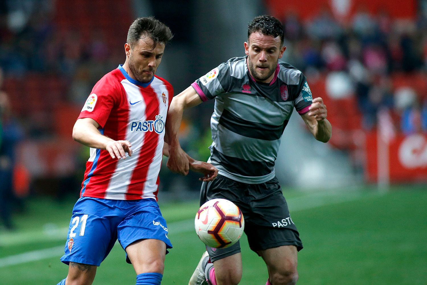  Álex Alegría en una disputa durante el Sporting-Granada en El Molinón.