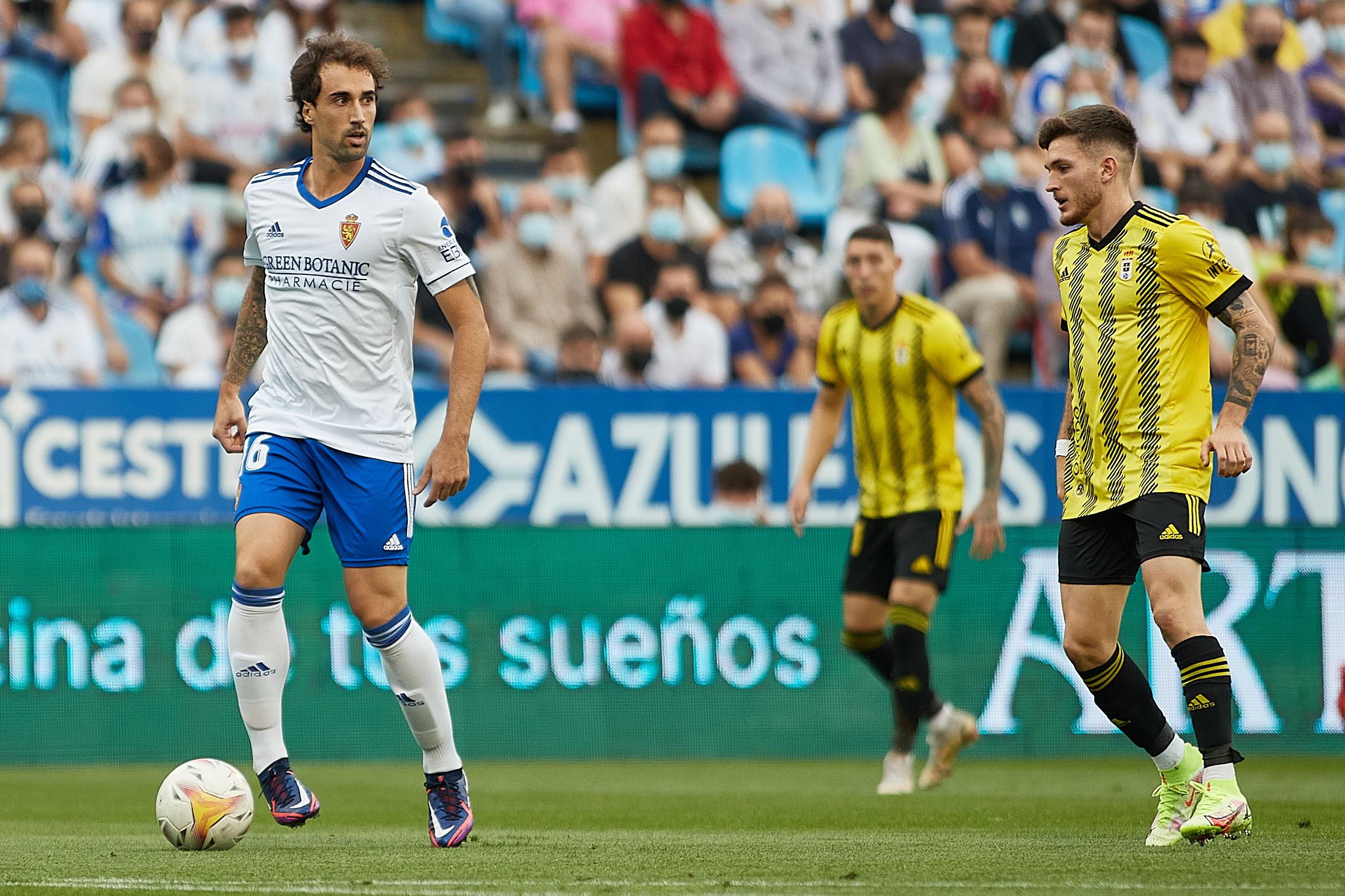  Eguaras levanta la cabeza buscando un pase durante el Zaragoza-Oviedo.