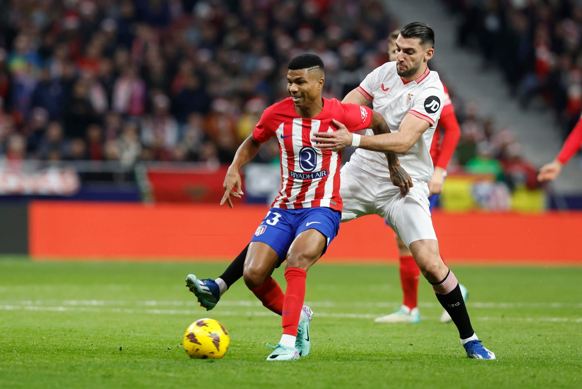Reinildo conduce un balón en el Atlético-Sevilla.