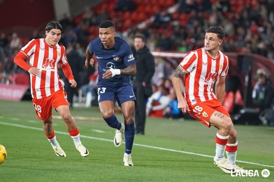 Reinildo, en una jugada del Almería-Atlético.