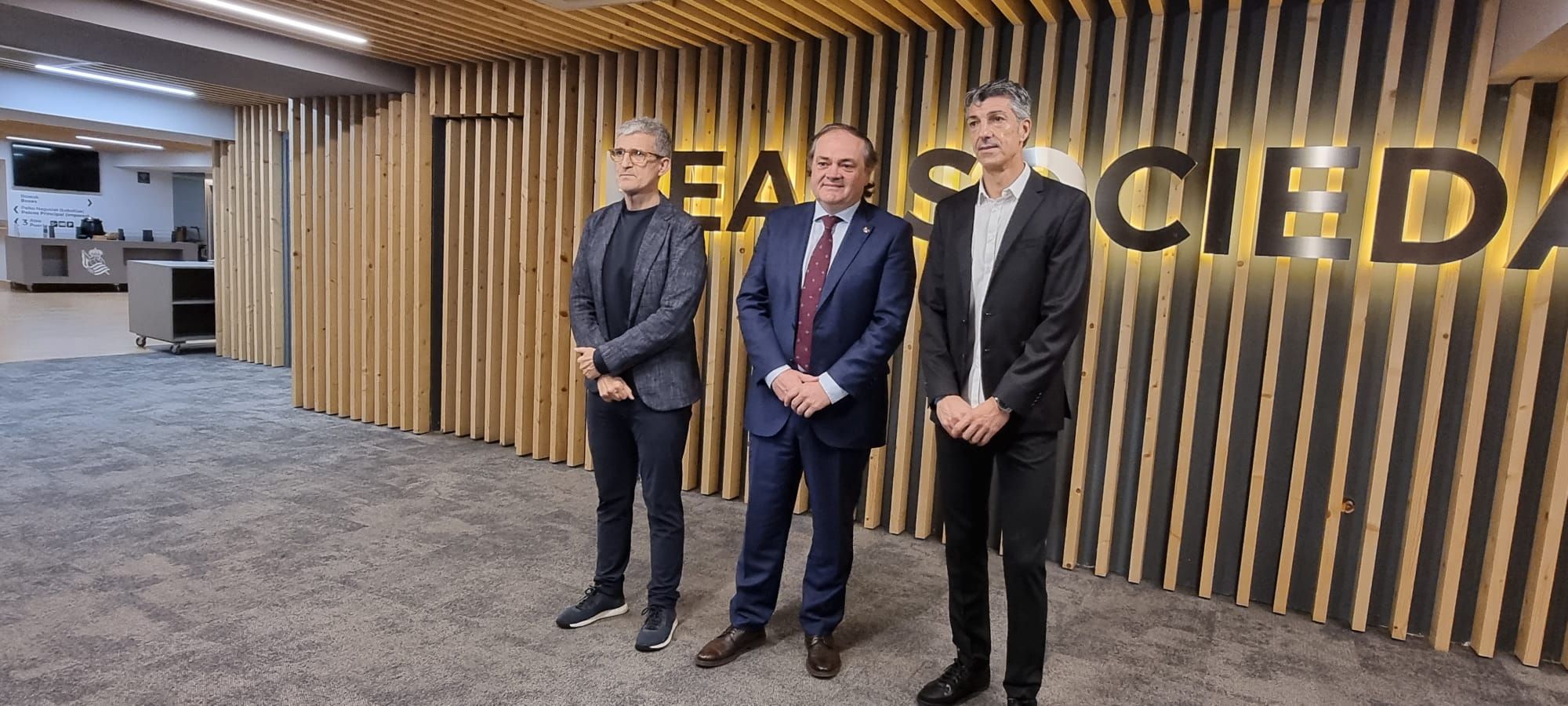  Renovación de Imanol Alguacil hasta 2025, acompañado de Olabe y Aperribay.