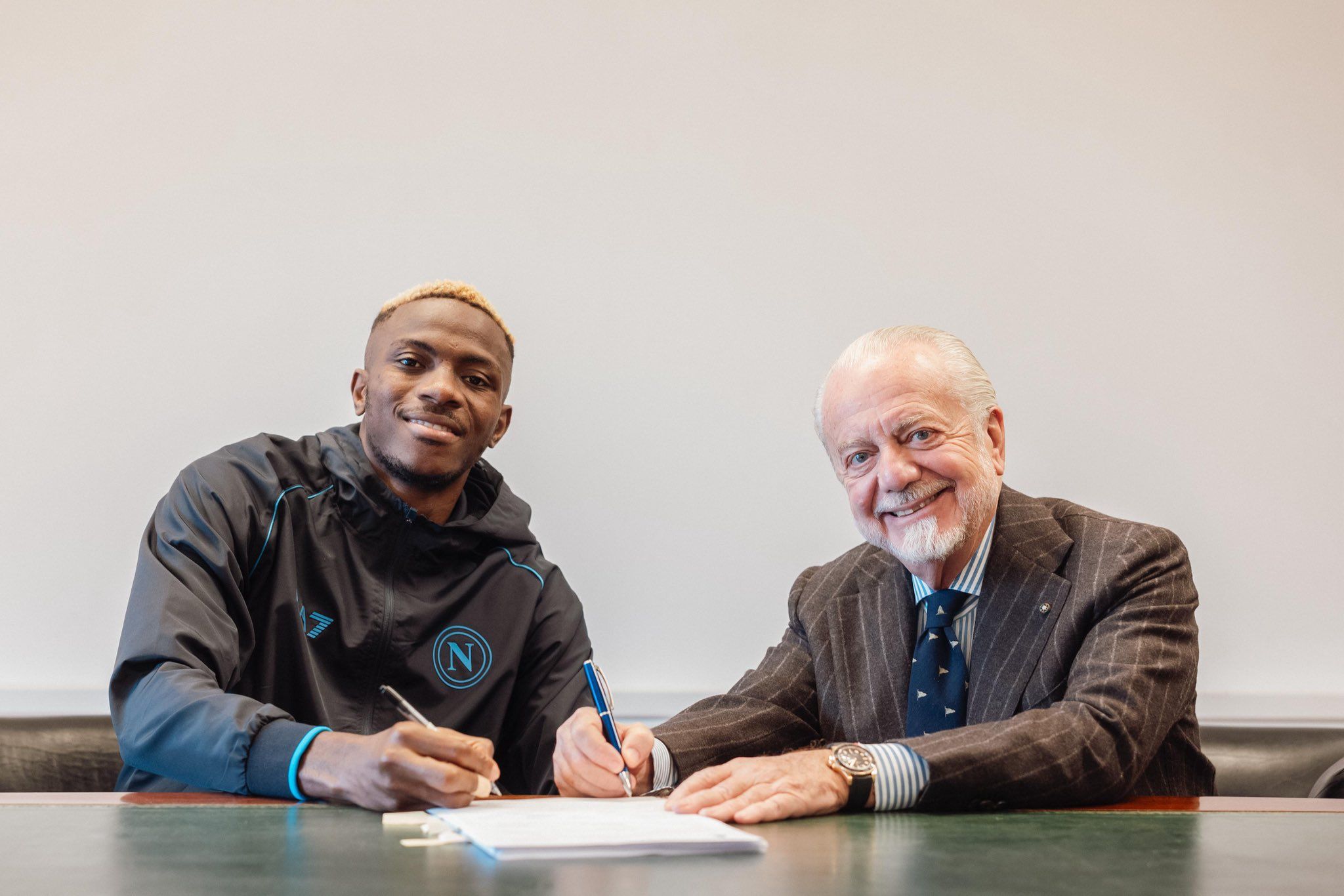  Victor Osimhen y Aurelio de Laurentiis firman la renovación.