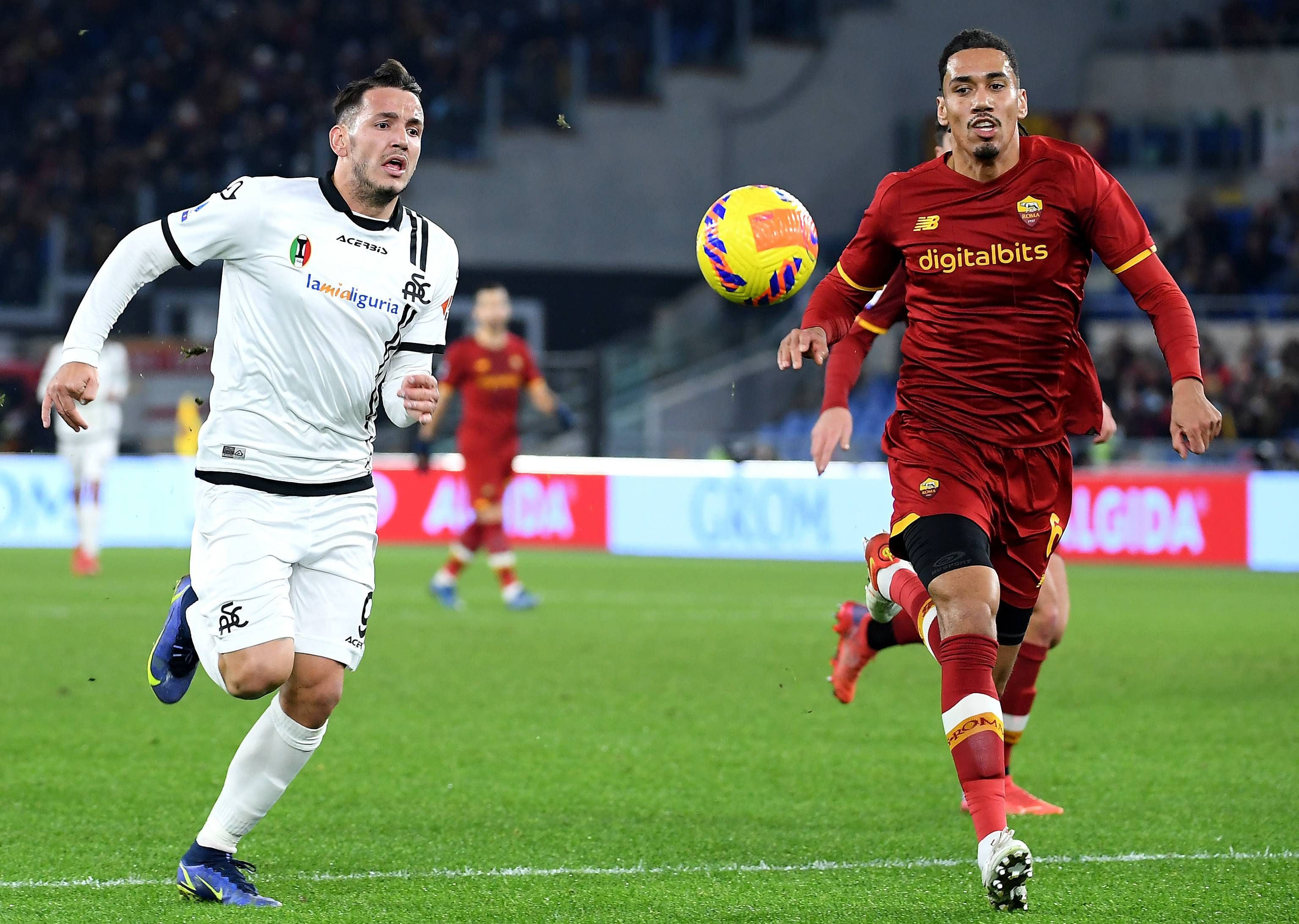 Rey Manaj y Smalling persiguen un balón (Foto: Cordon Press). 