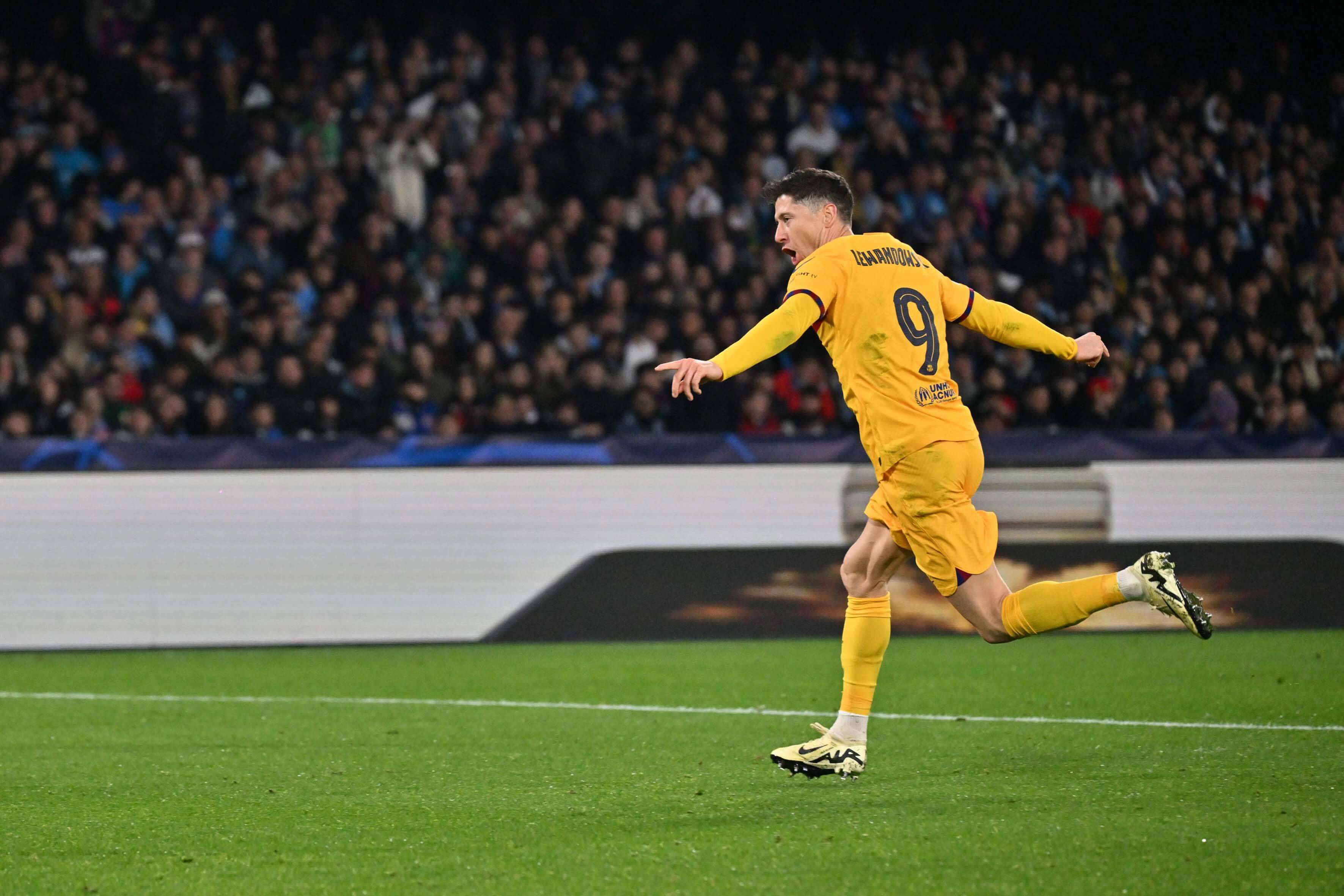  Robert Lewandowski celebra su gol al Nápoles.