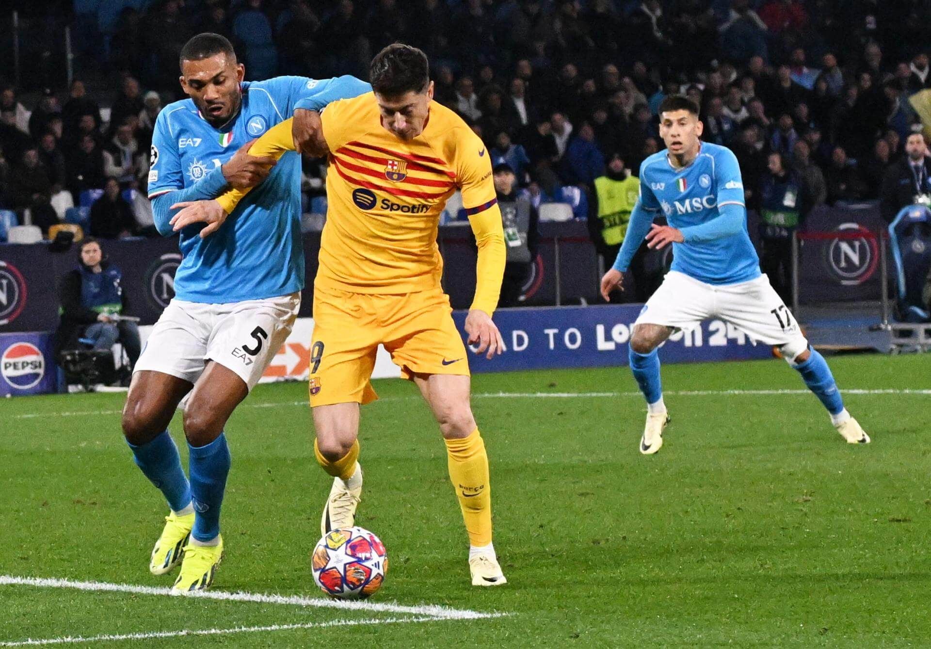 Robert Lewandowski peleando un balón en el Nápoles-Barça.