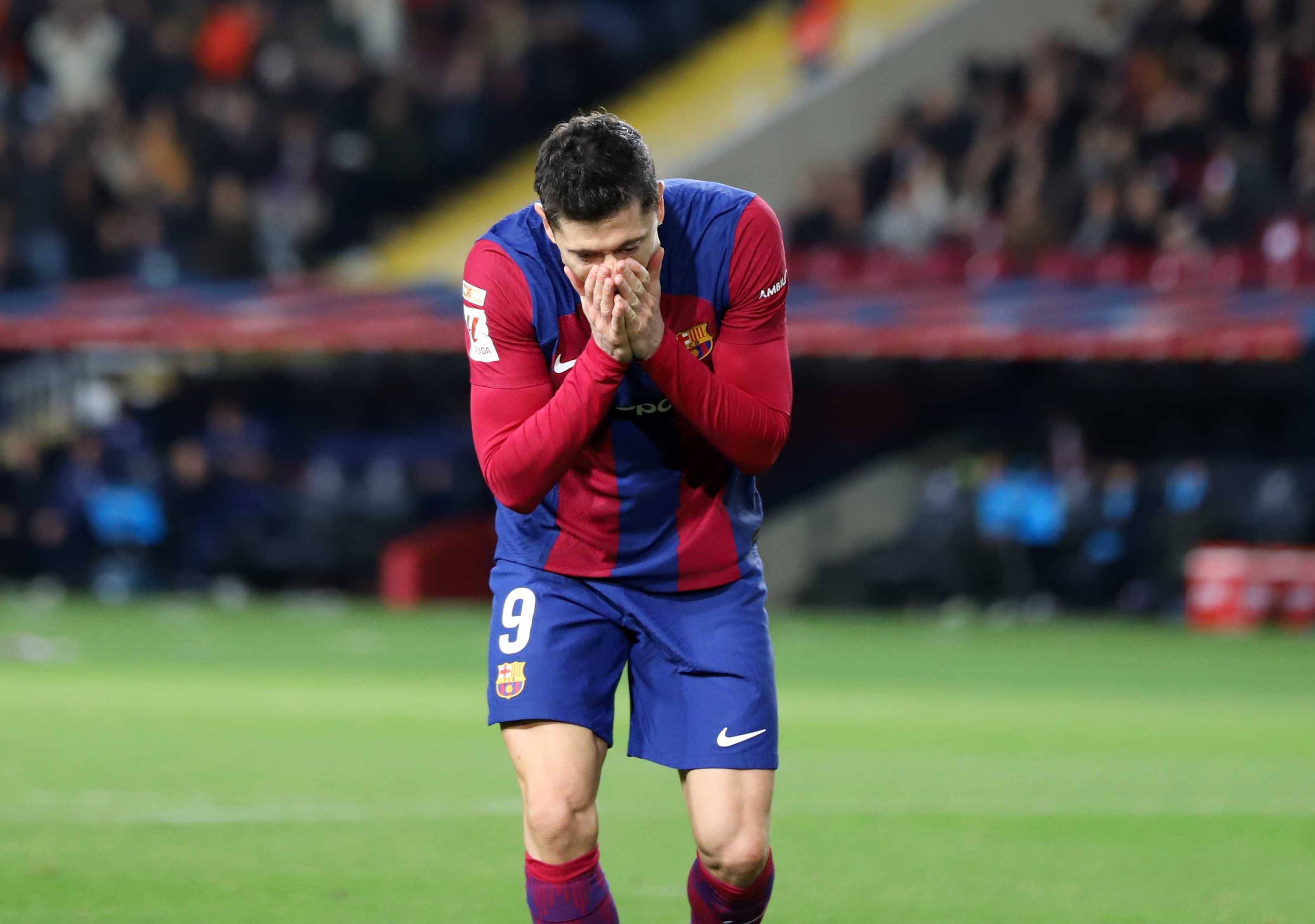  Robert Lewandowski se lamenta de una ocasión en el Barcelona-Girona.