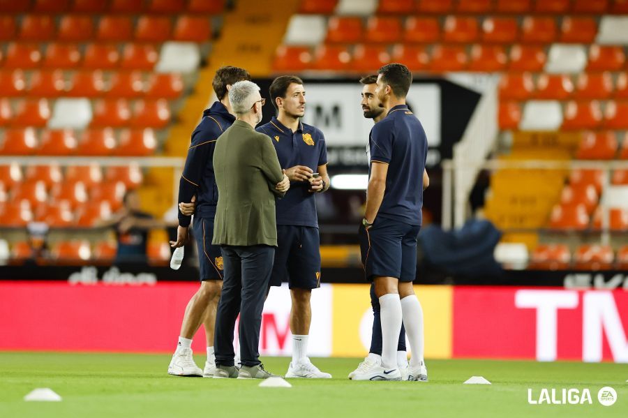  Roberto Olabe dialoga con jugadores de la Real en la previa de un partido de LaLiga.