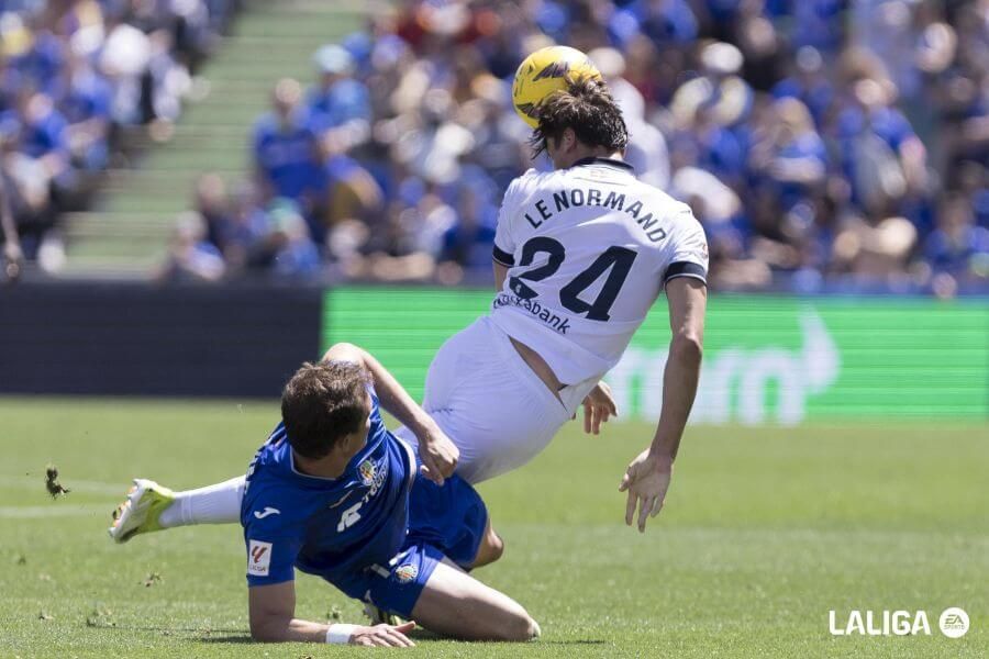  Robin Le Normand pelea por un balón en el Getafe-Real Sociedad.