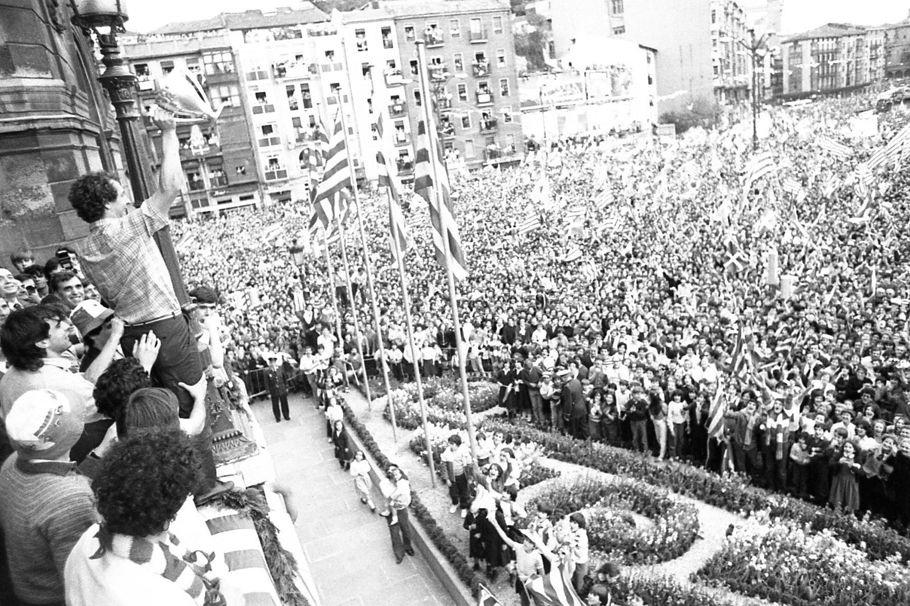 Iñigo 'Rocky' Liceranzu, en el Ayuntamiento de Bilbao con la copa de campeones del Athletic Club en el año 1983.