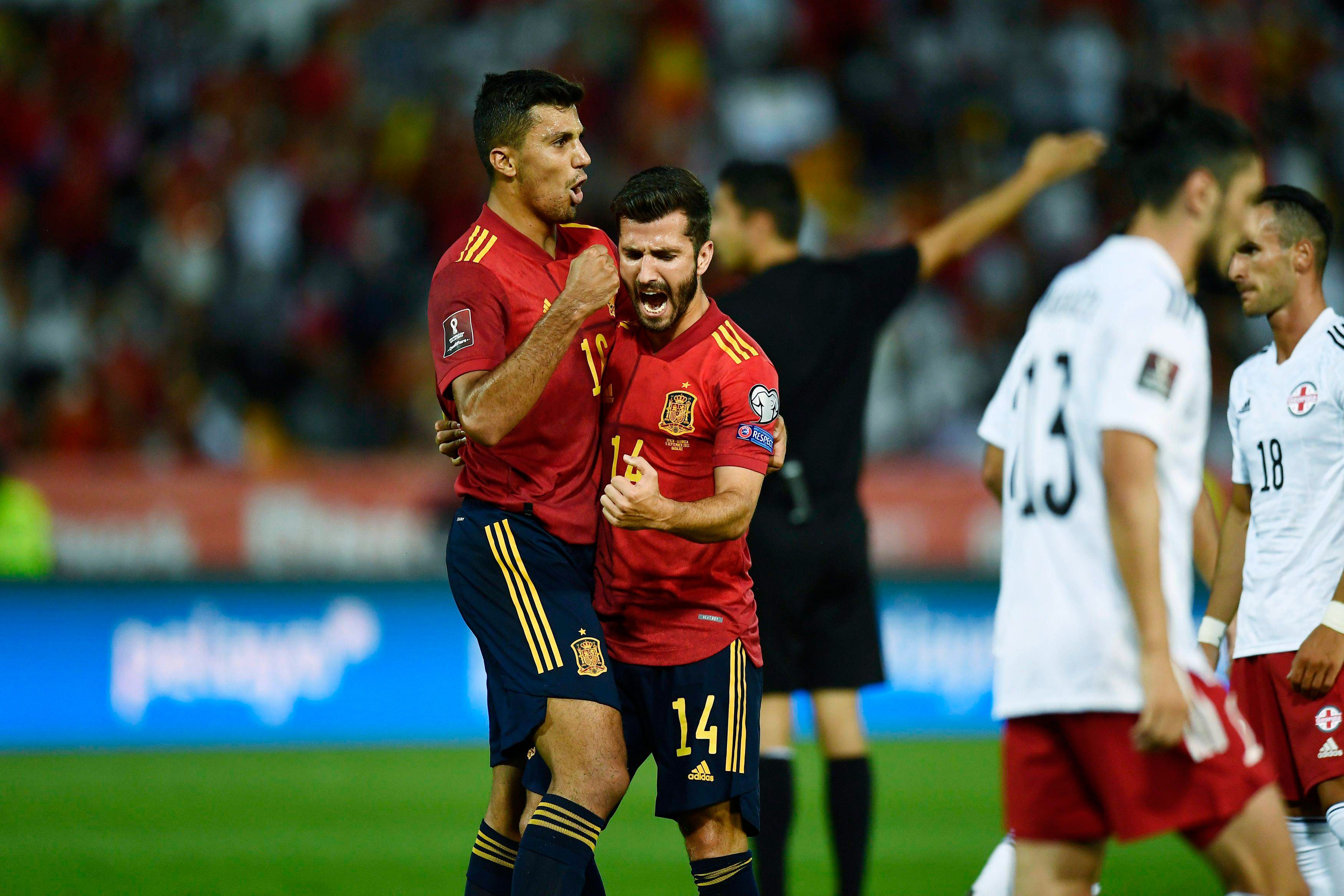  Rodrigo celebra con Gayá un gol ante Georgia.