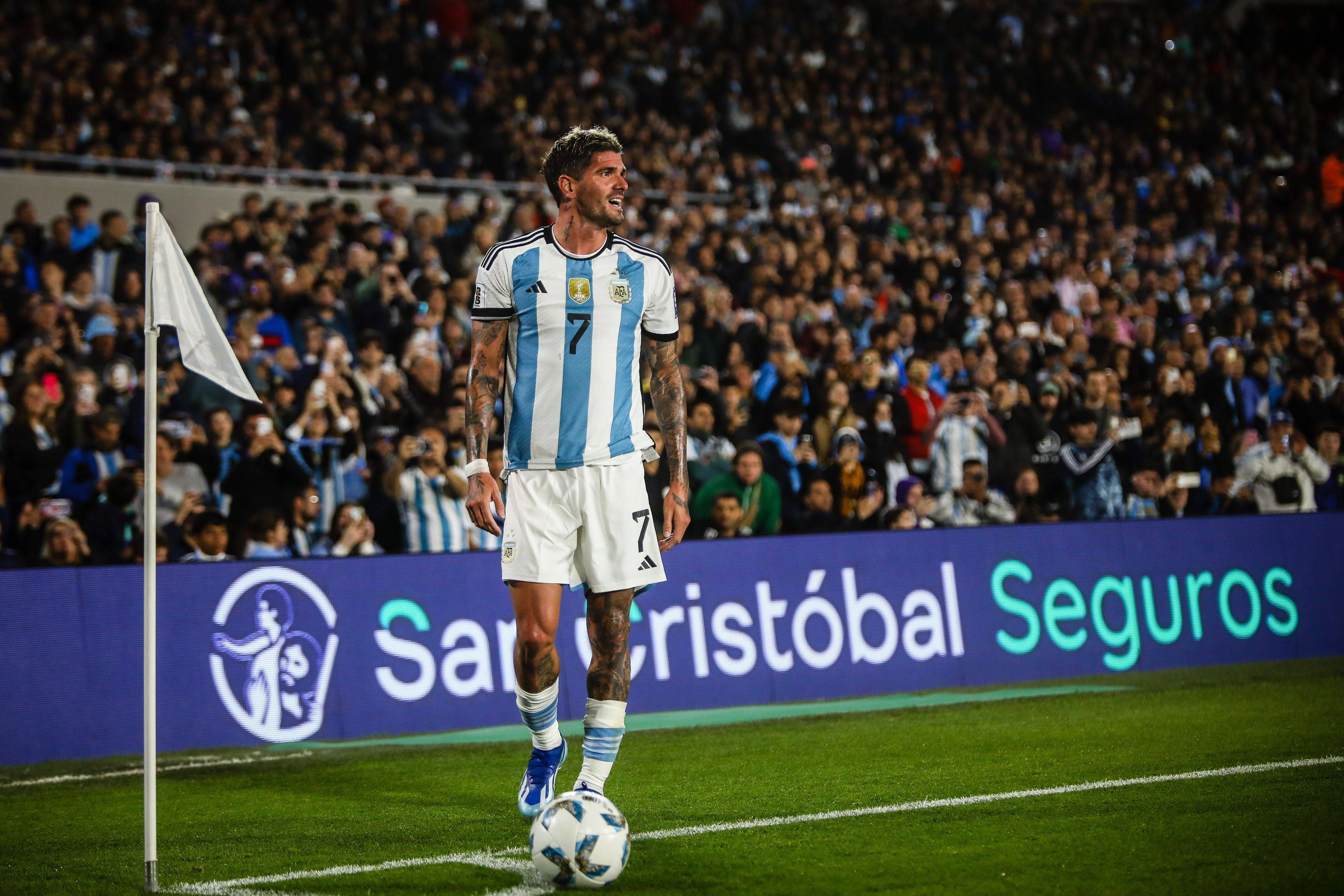 Rodrigo de Paul saca un córner en el Argentina-Paraguay.