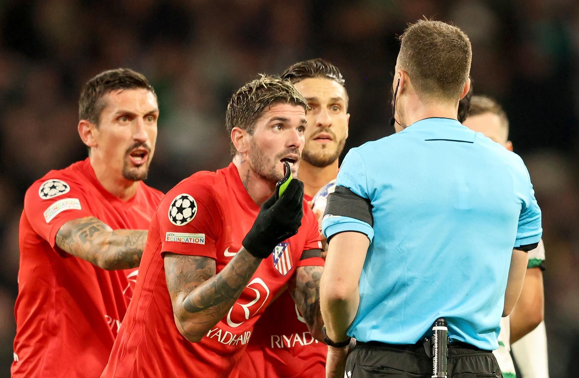  Rodrigo De Paul, protestando su expulsión en el Celtic-Atlético.