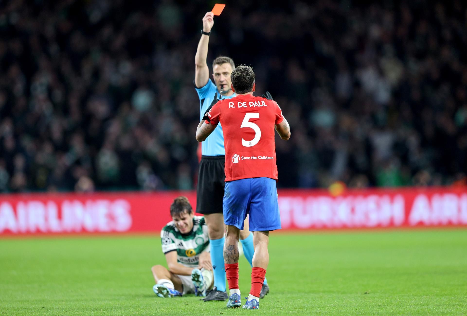  Rodrigo De Paul recibiendo la tarjeta roja en Celtic Park.