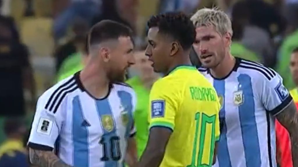  Messi y Rodrygo, cara a cara durante el Brasil - Argentina.