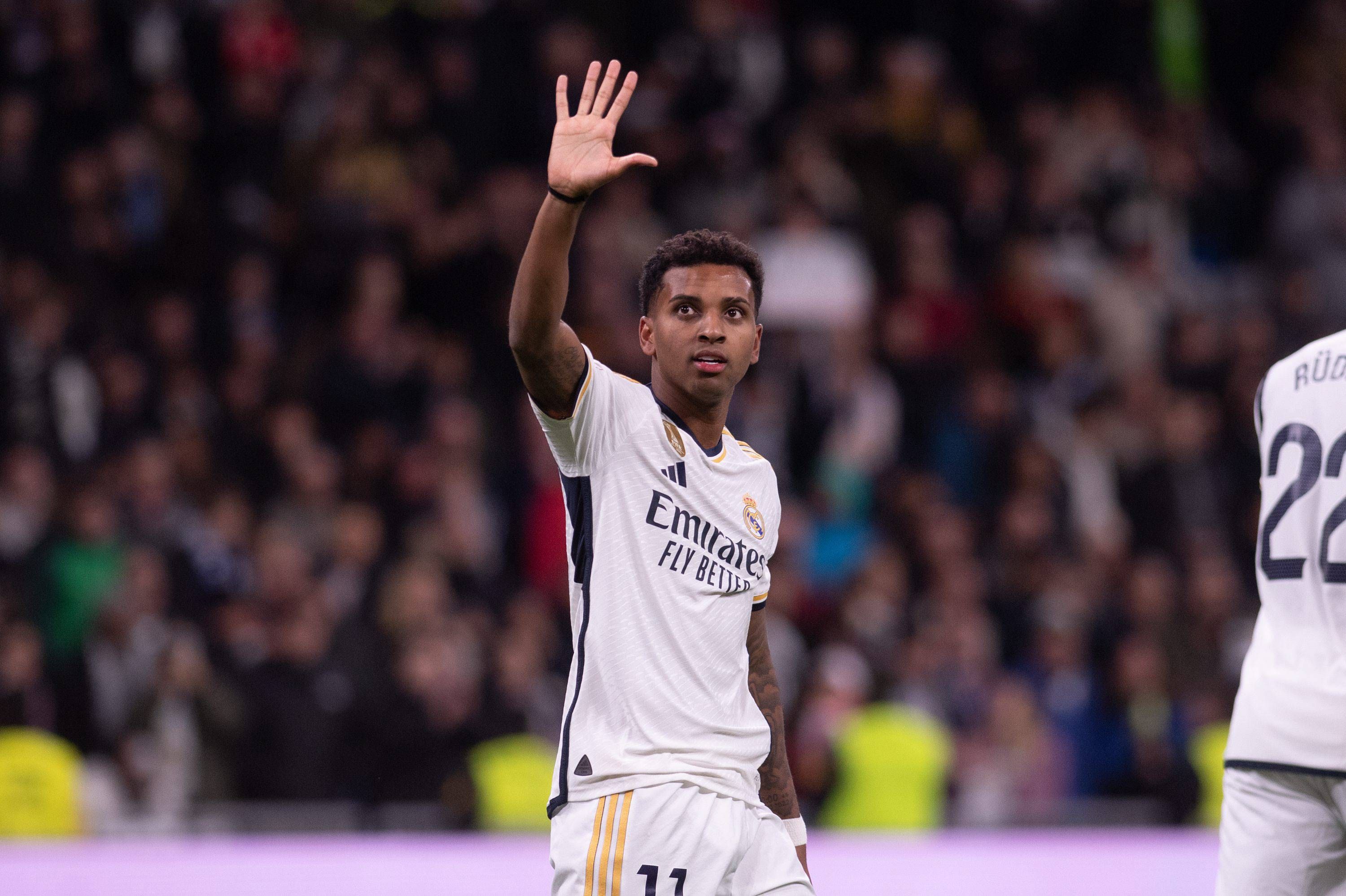  Rodrygo muestra la manita tras su gol en el Real Madrid - Granada. (Cordon Press).