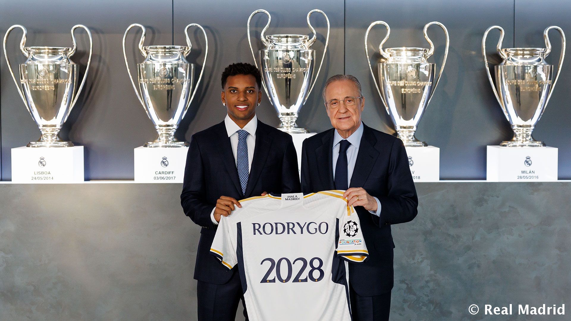  Rodrygo y Florentino Pérez, en el acto de su renovación.