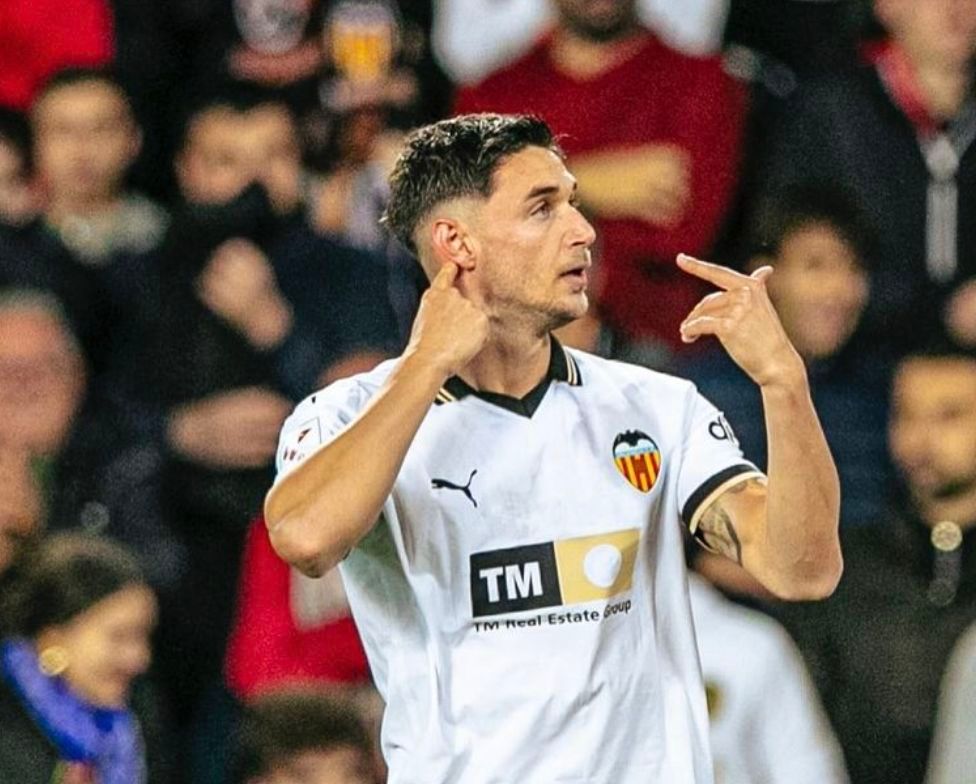  Roman Yaremchuk celebra su gol al Villarreal CF.