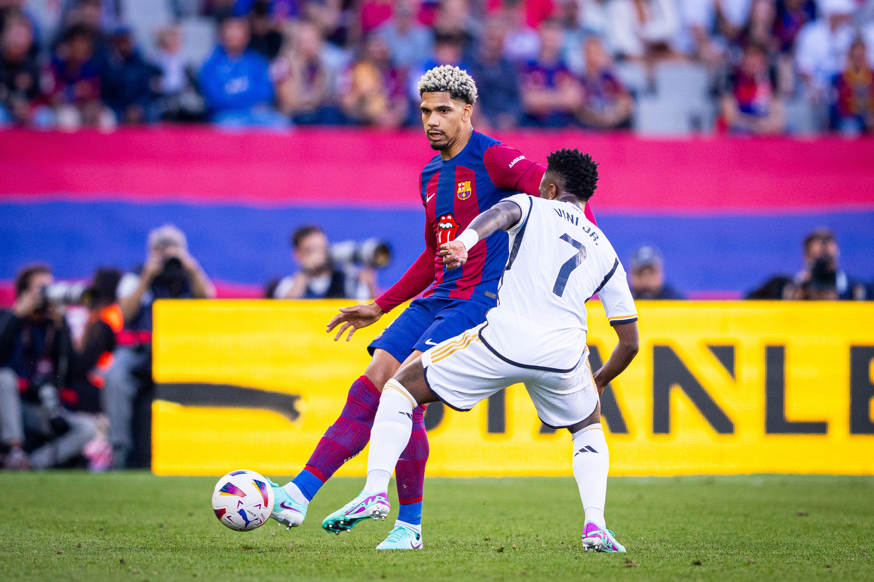  Ronald Araujo ante Vinicius Jr en el Clásico..