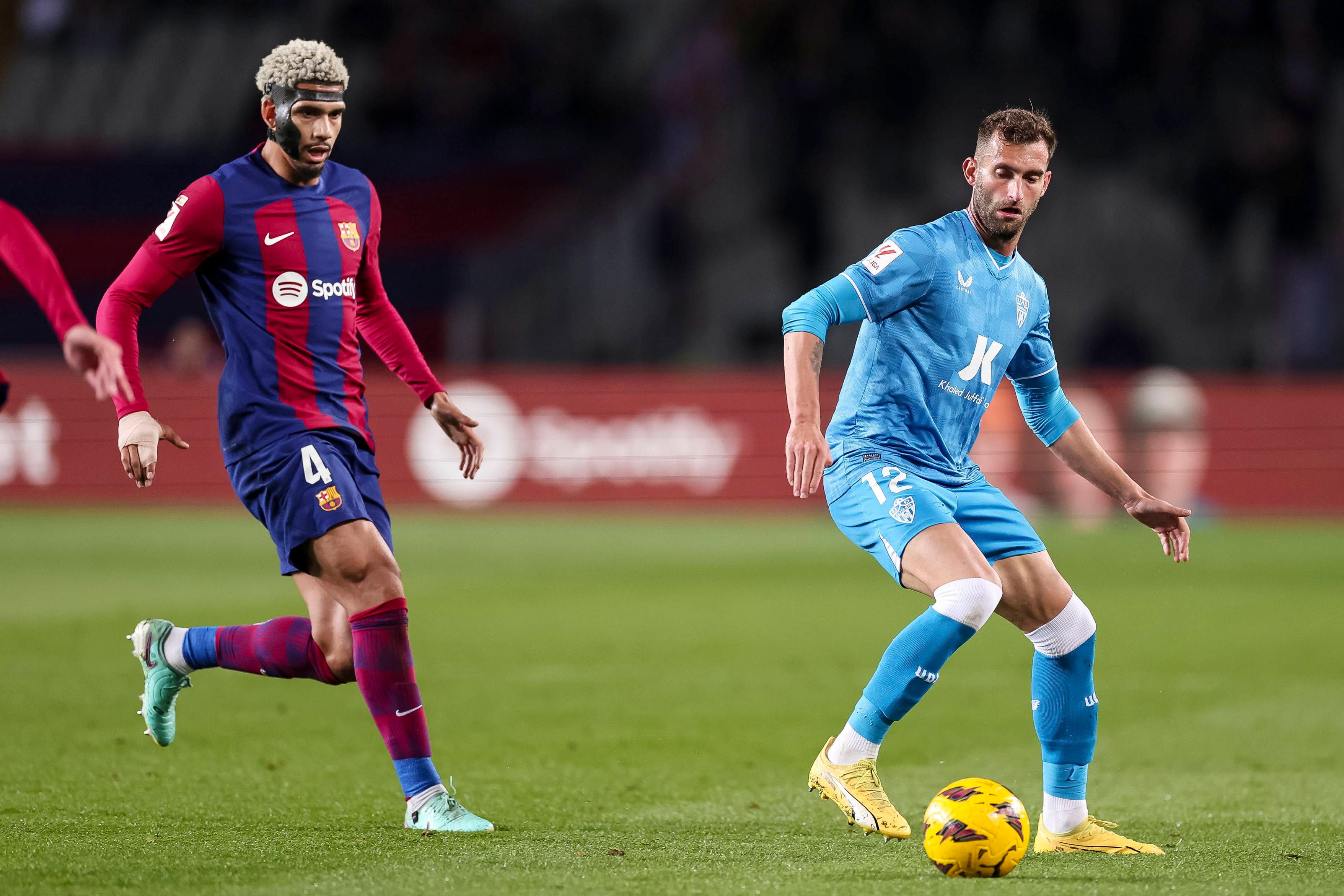  Ronald Araujo defiende una jugada de Leo Baptistao en el Barça-Almería.