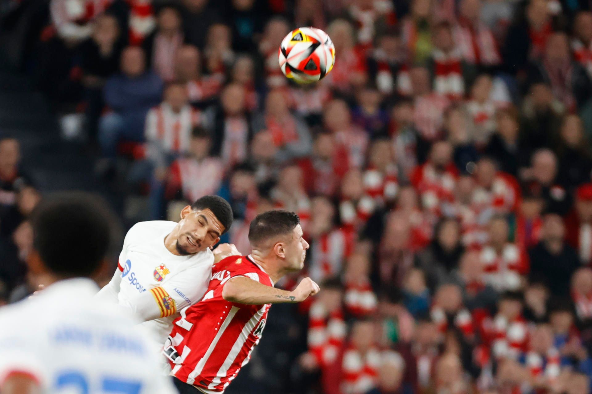 Ronald Araujo despeja un balón en el Athletic-Barça (Foto: EFE).