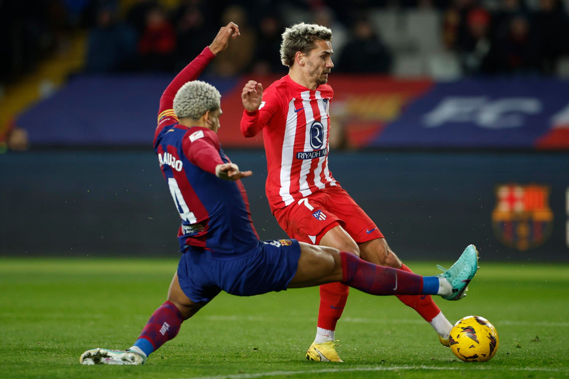 Ronald Araujo evita el disparo de Antoine Griezmann.