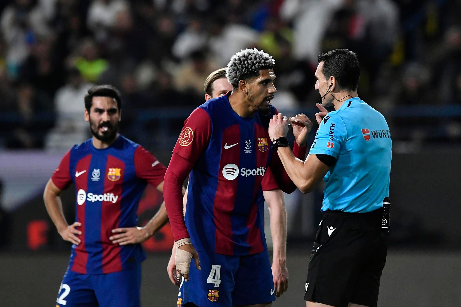  Ronald Araujo protestando a Martínez Munuera en el Real Madrid-Barça.