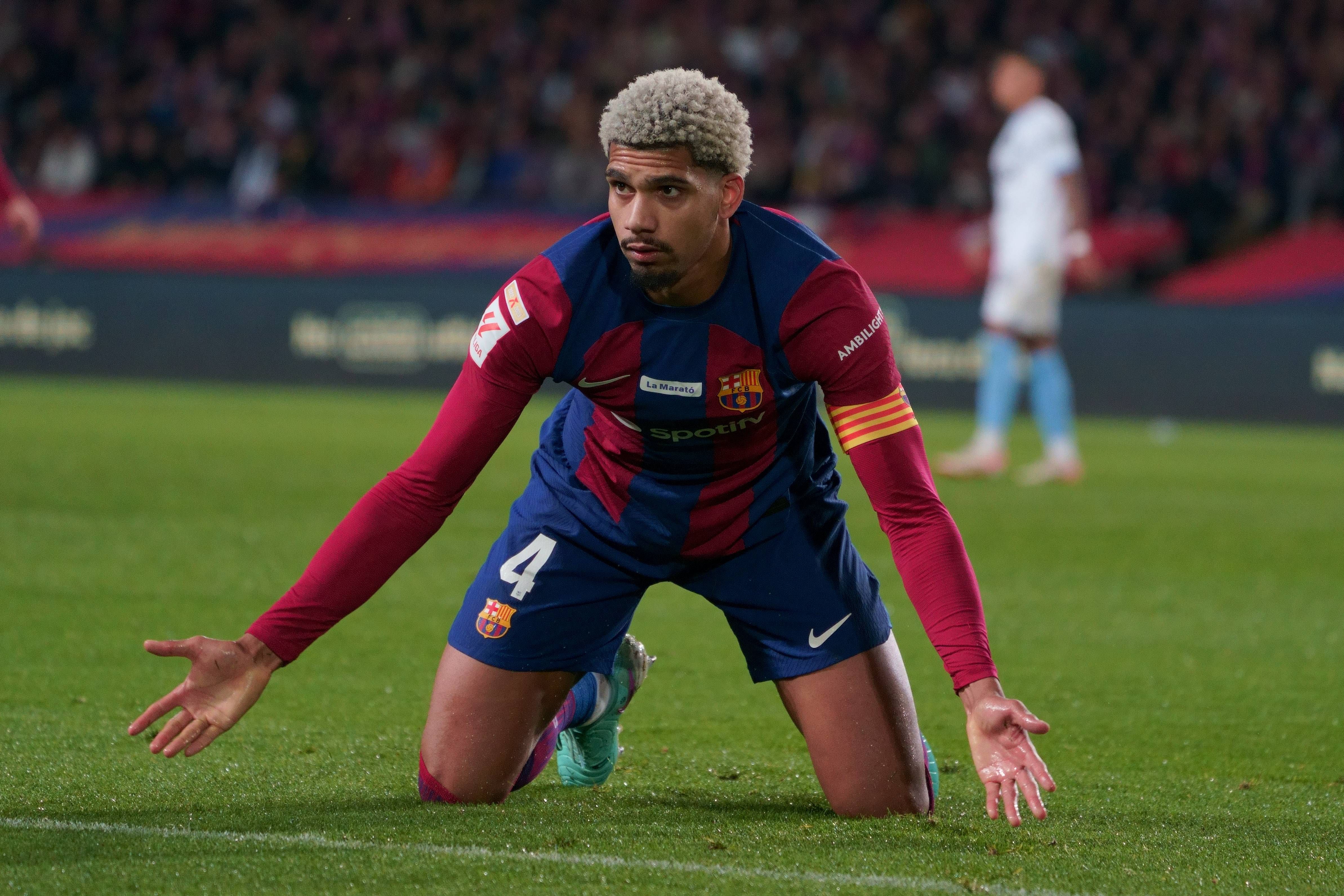 Ronald Araujo protestando una acción en el Barça-Girona.