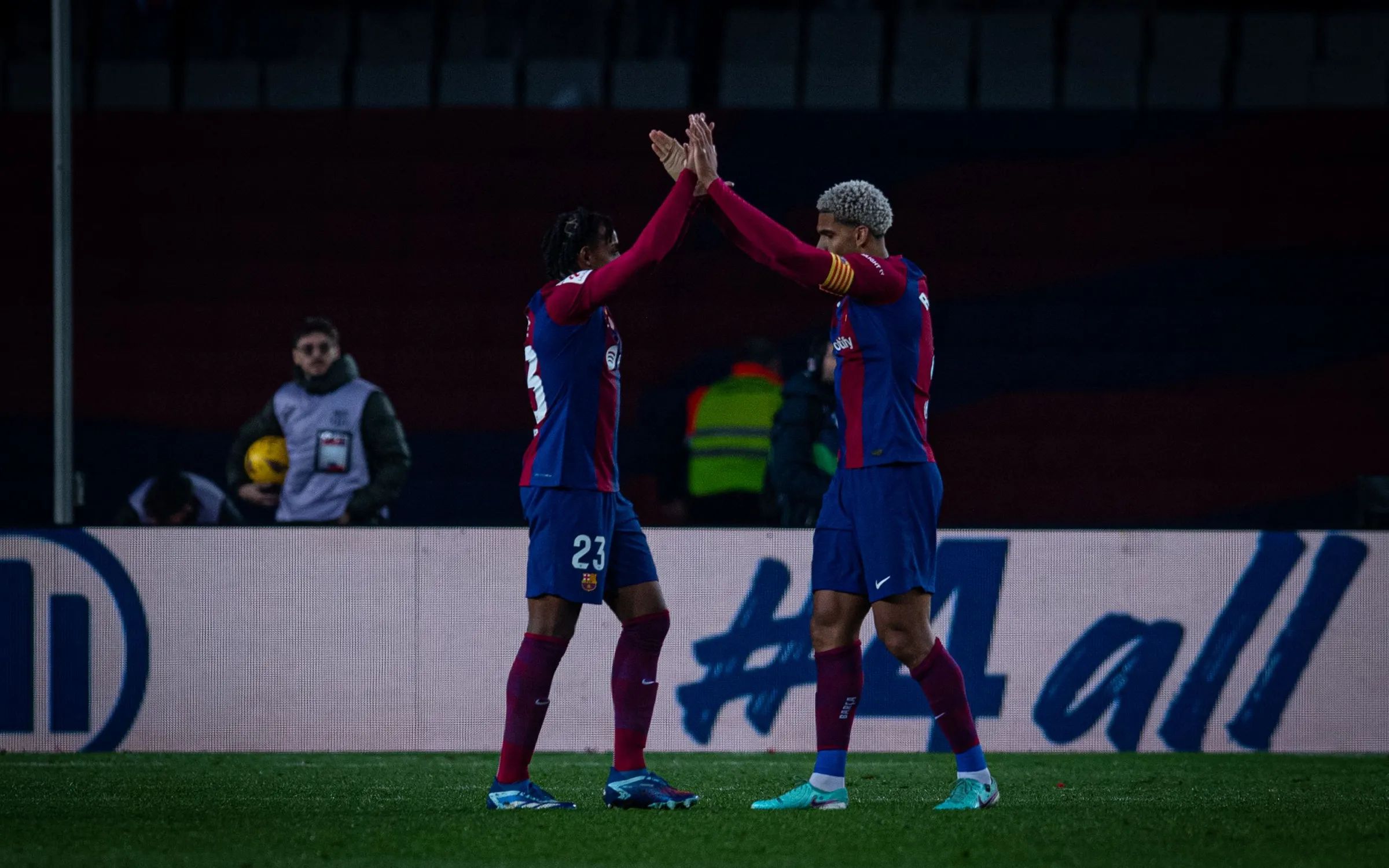 Ronald Araujo y Jules Koundé celebrando la victoria en el Barcelona-Atlético.