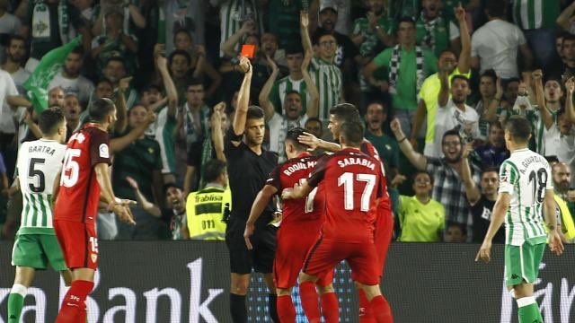 Gil Manzano expulsa a Roque Mesa en el último Betis-Sevilla.