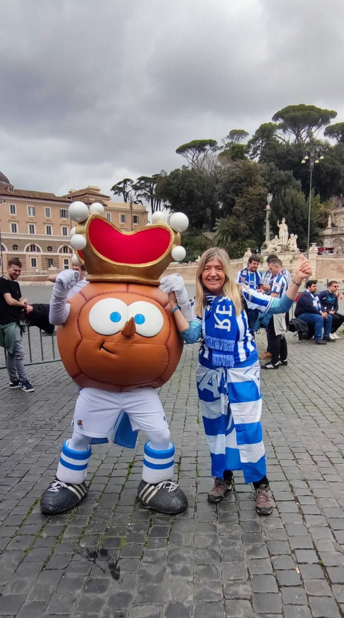  Rosa López con Txurdin, la mascota de la Real, en un viaje para ver a la Real.