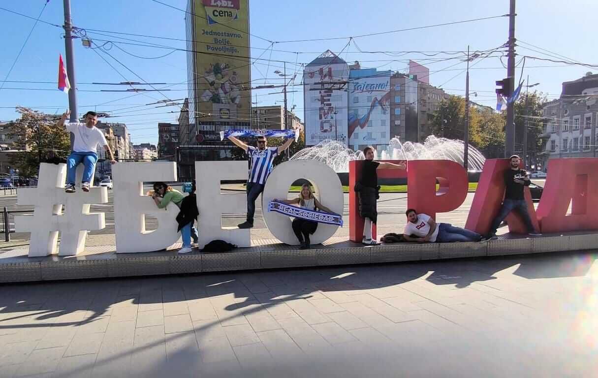  Rosa López junto a familia y amigos en un viaje para ver a la Real.