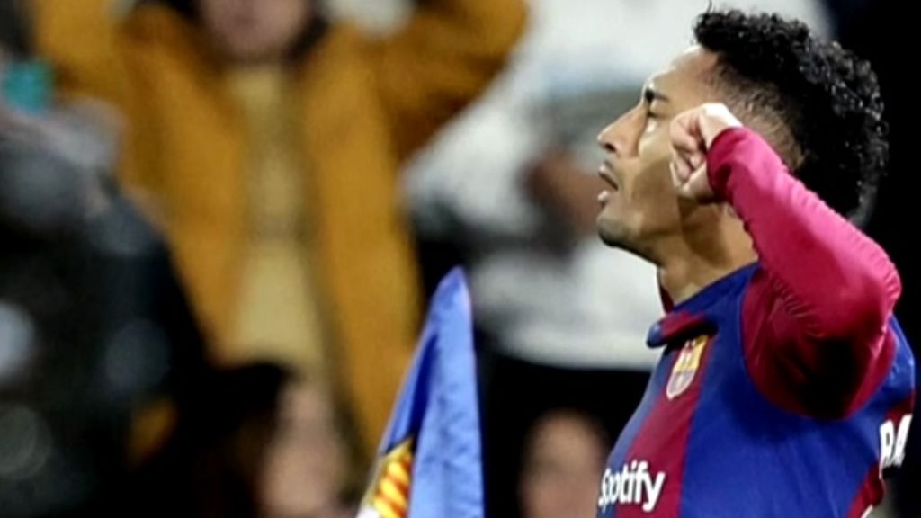  Raphinha, celebrando su gol.