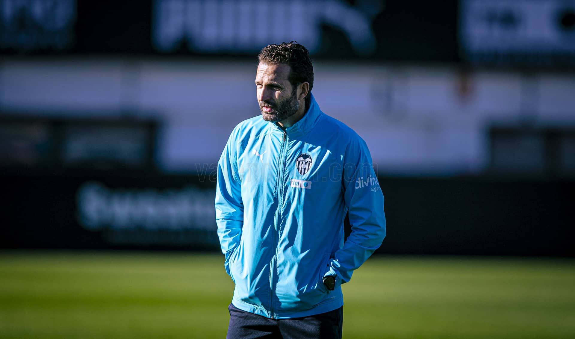 Rubén Baraja, en un entrenamiento del Valencia CF.
