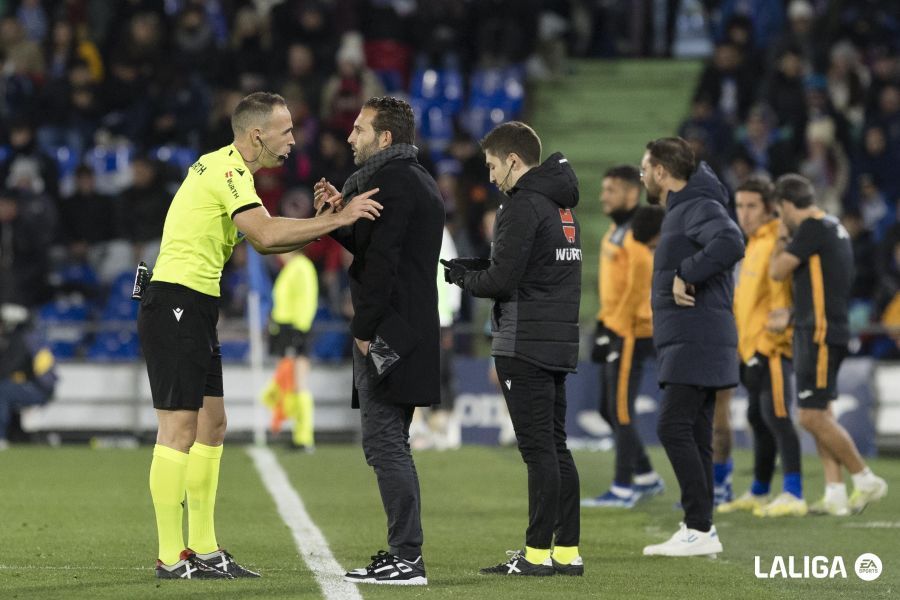 Rubén Baraja pide explicaciones a Cuadra Fernández.