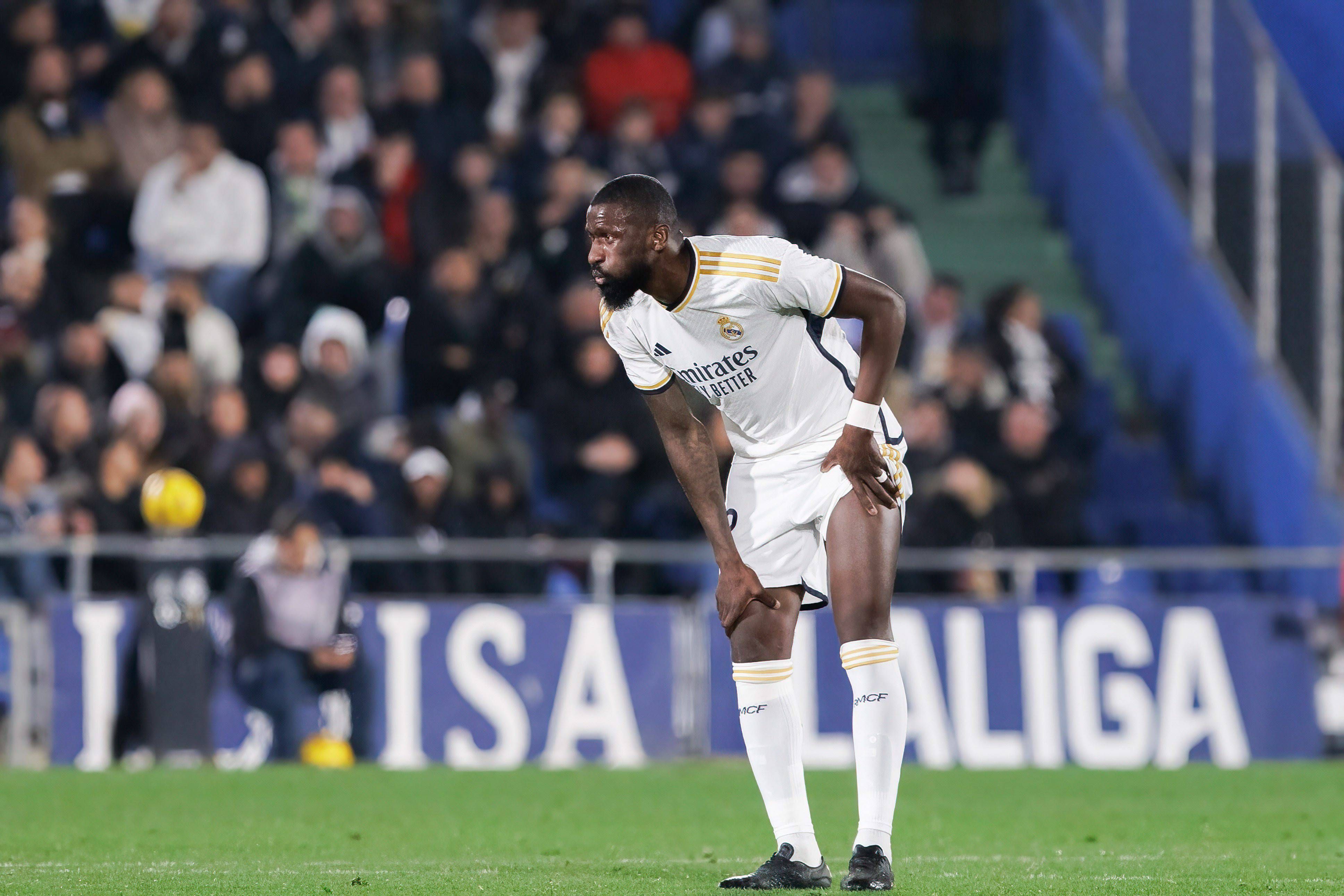 Rüdiger se toca el muslo durante el Getafe-Real Madrid (FOTO: Cordón Press).
