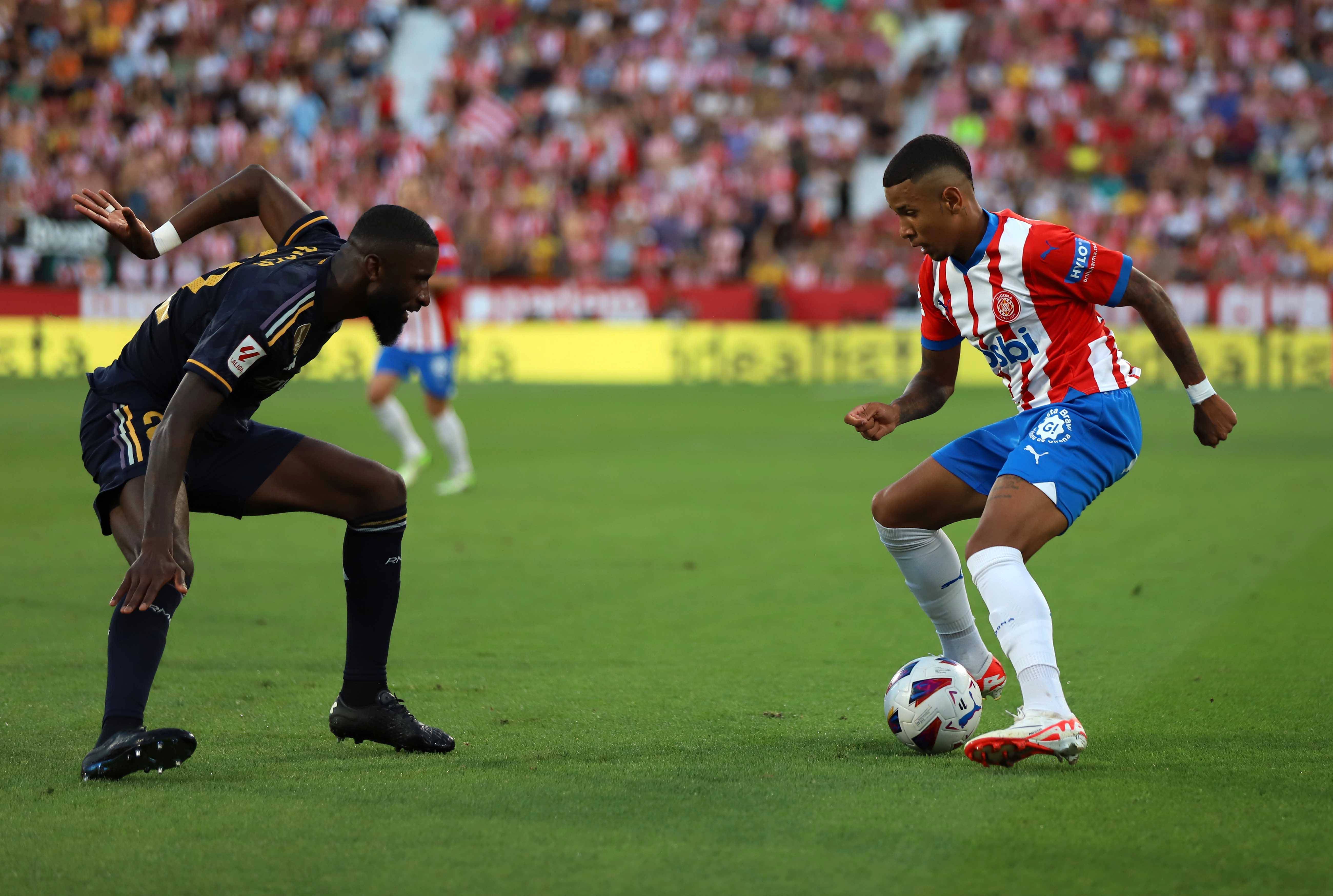  Rüdiger defiende a Sávio en el Girona-Real Madrid