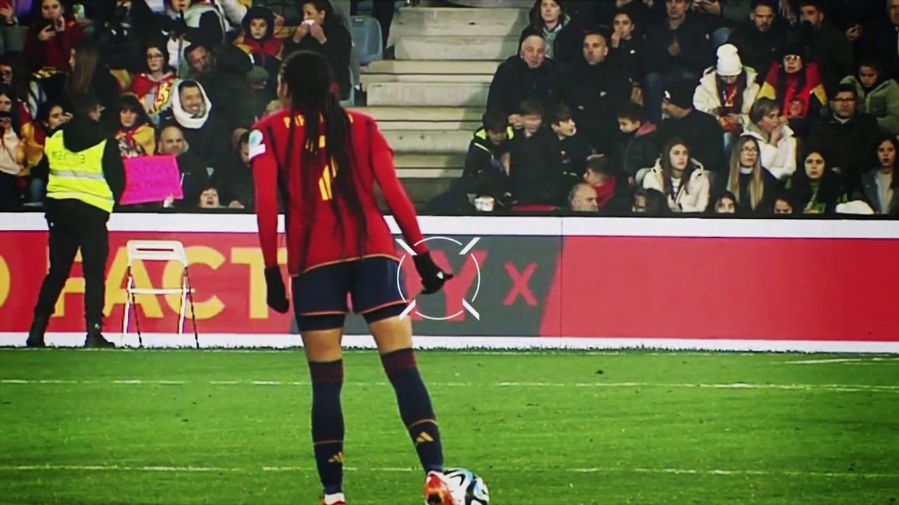  Salma Paralluelo no daba crédito al esperpento que se vivió en el España - Italia