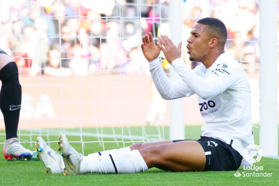  Samu Lino, durante el Barcelona-Valencia.