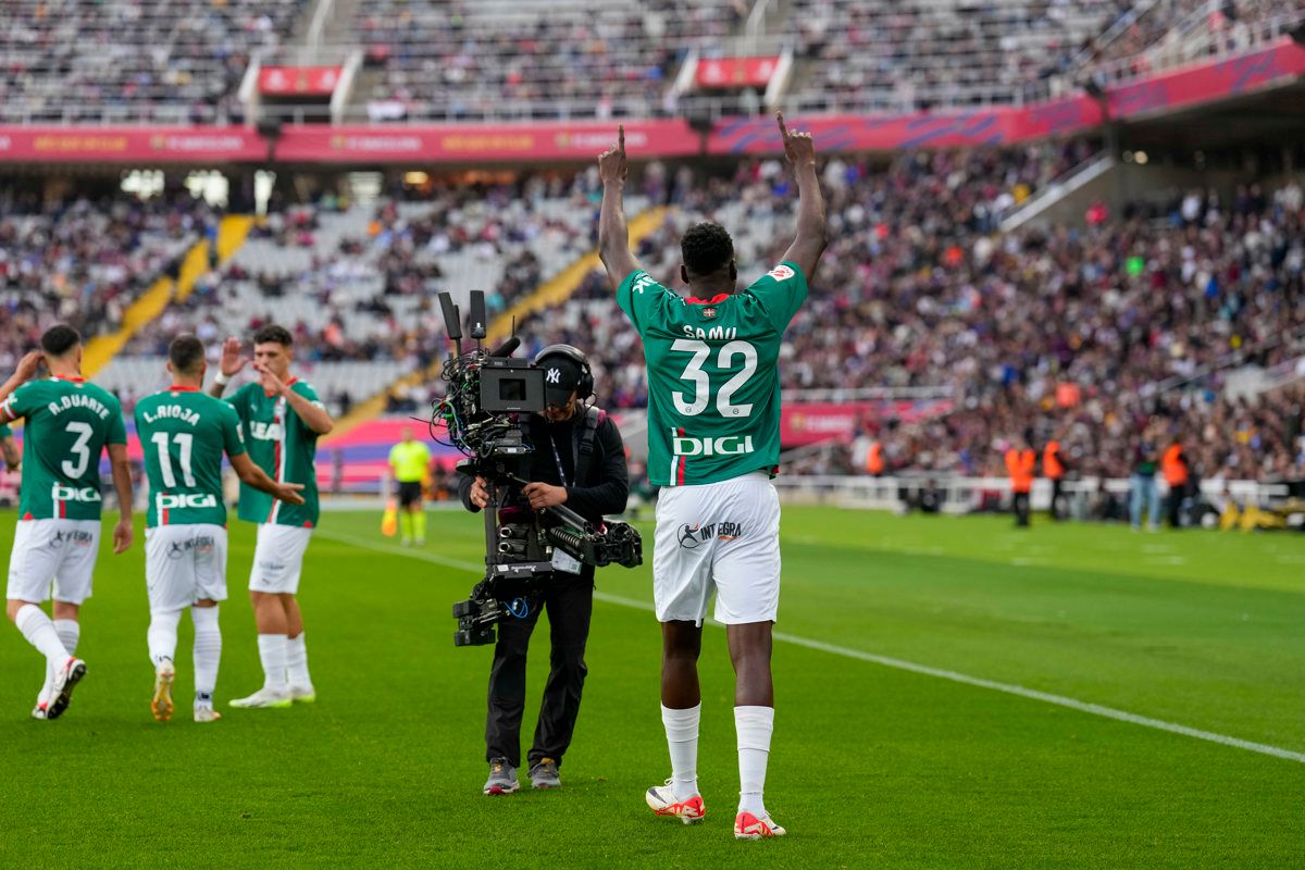 Samu Omorodion celebra su gol en el Barcelona-Alavés.