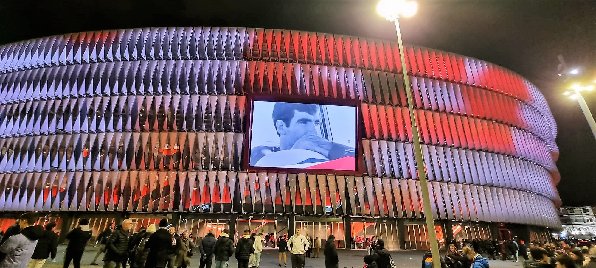  'El Txopo' Iribar en la pantalla LED del campo de San Mamés.