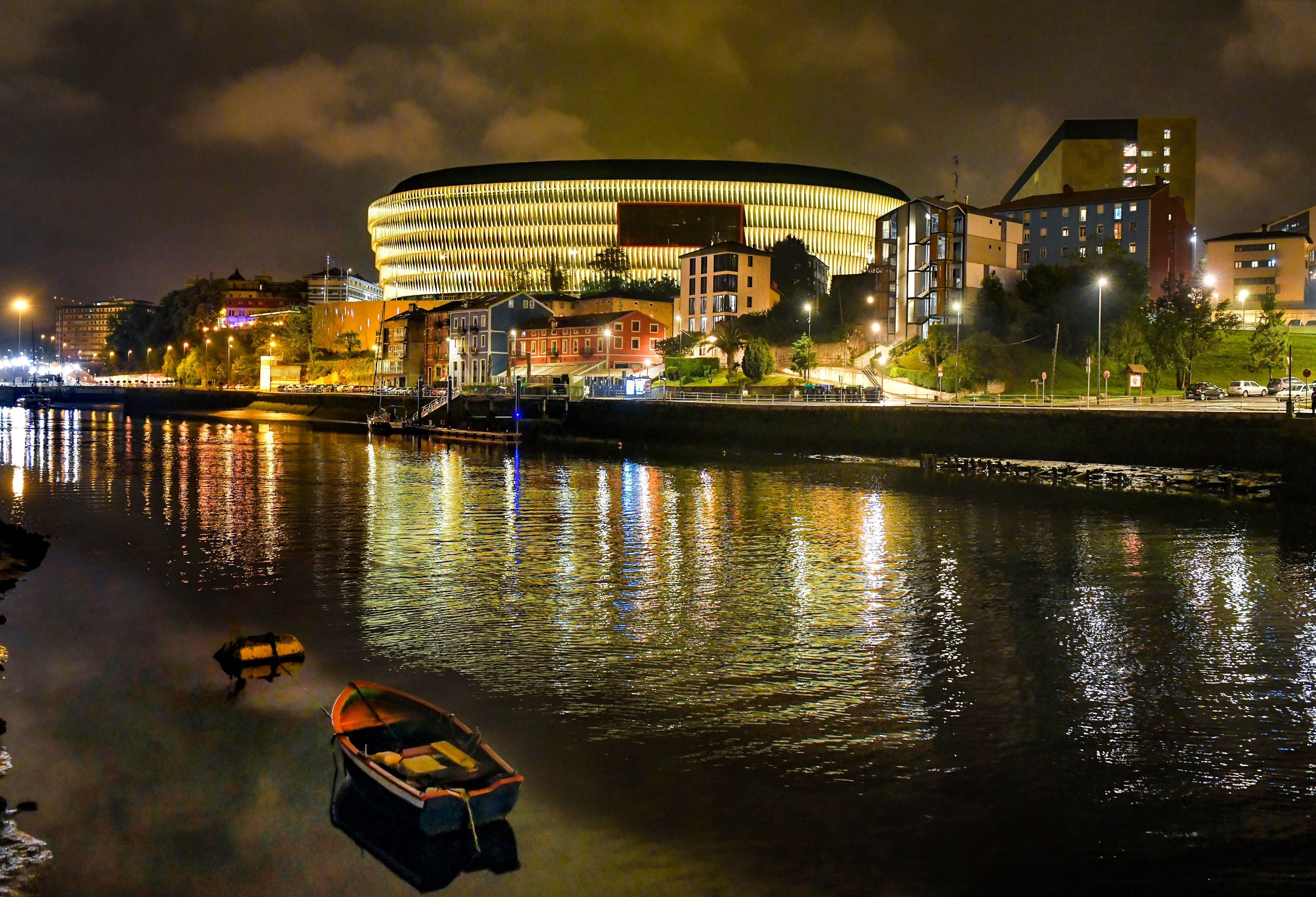 Bello plano nocturno de San Mamés, el campo del Athletic Club, que seguramente puede acoger partidos del Mundial de 2030.