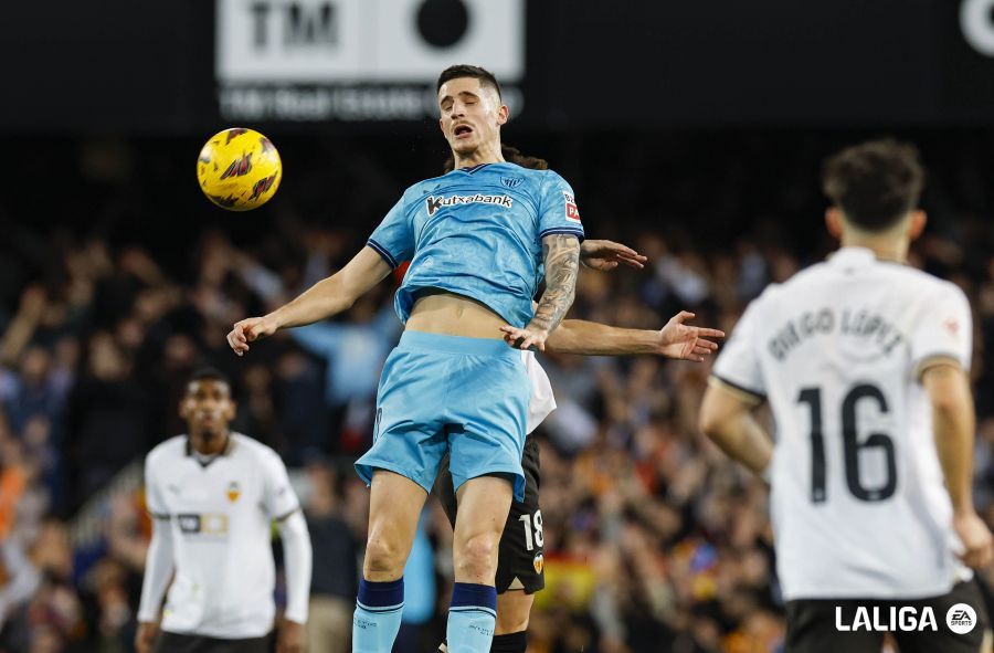  Salto del navarro Oihan Sancet ante el Valencia CF de Baraja en Mestalla.