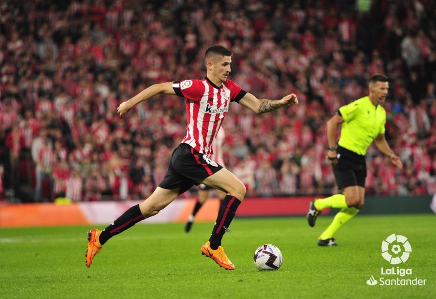  Oihan Sancet avanza con el balón en un Athletic Club-UD Almería jugado en San Mamés.