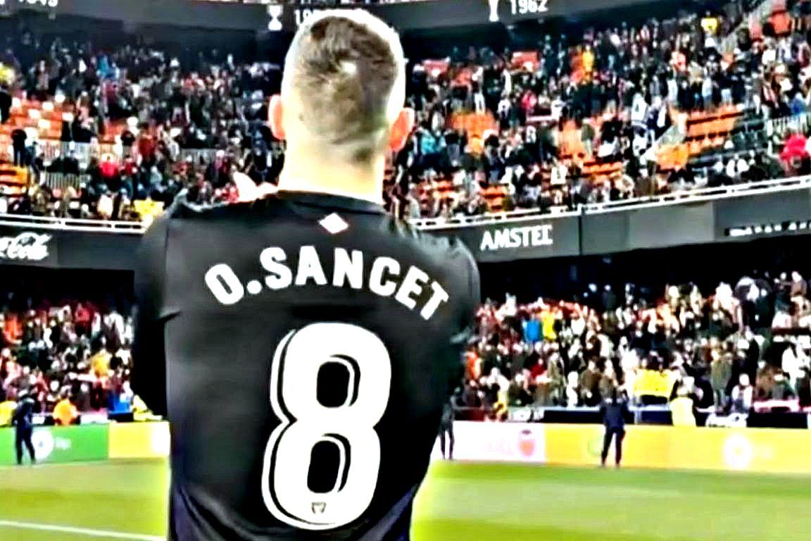 Oihan Sancet aplaude a la afición del Athletic Club en Mestalla.