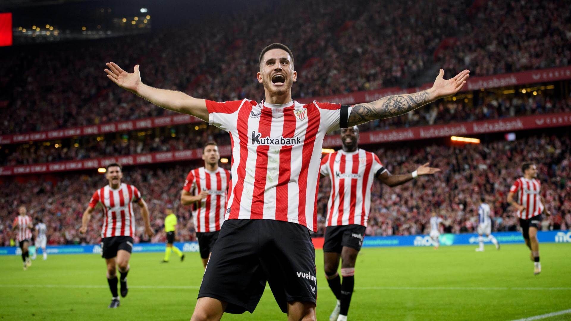 Celebración del gol de Oihan Sancet en el derbi ante la Real Sociedad en San Mamés.
