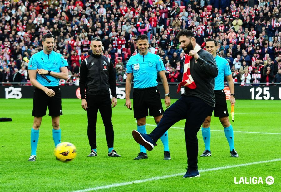 Saque de honor del seguidor del Athletic Club Jon Rahm ante el Atlético en San Mamés.