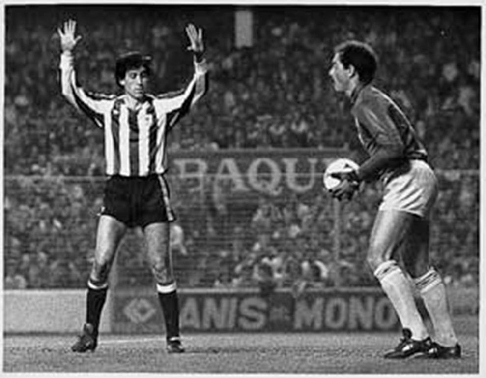 Manolo Sarabia y el meta sudafricano Bruce Grobelaar, en San Mamés en un Athletic Club-Liverpool de la Copa de Europa en los años 80.