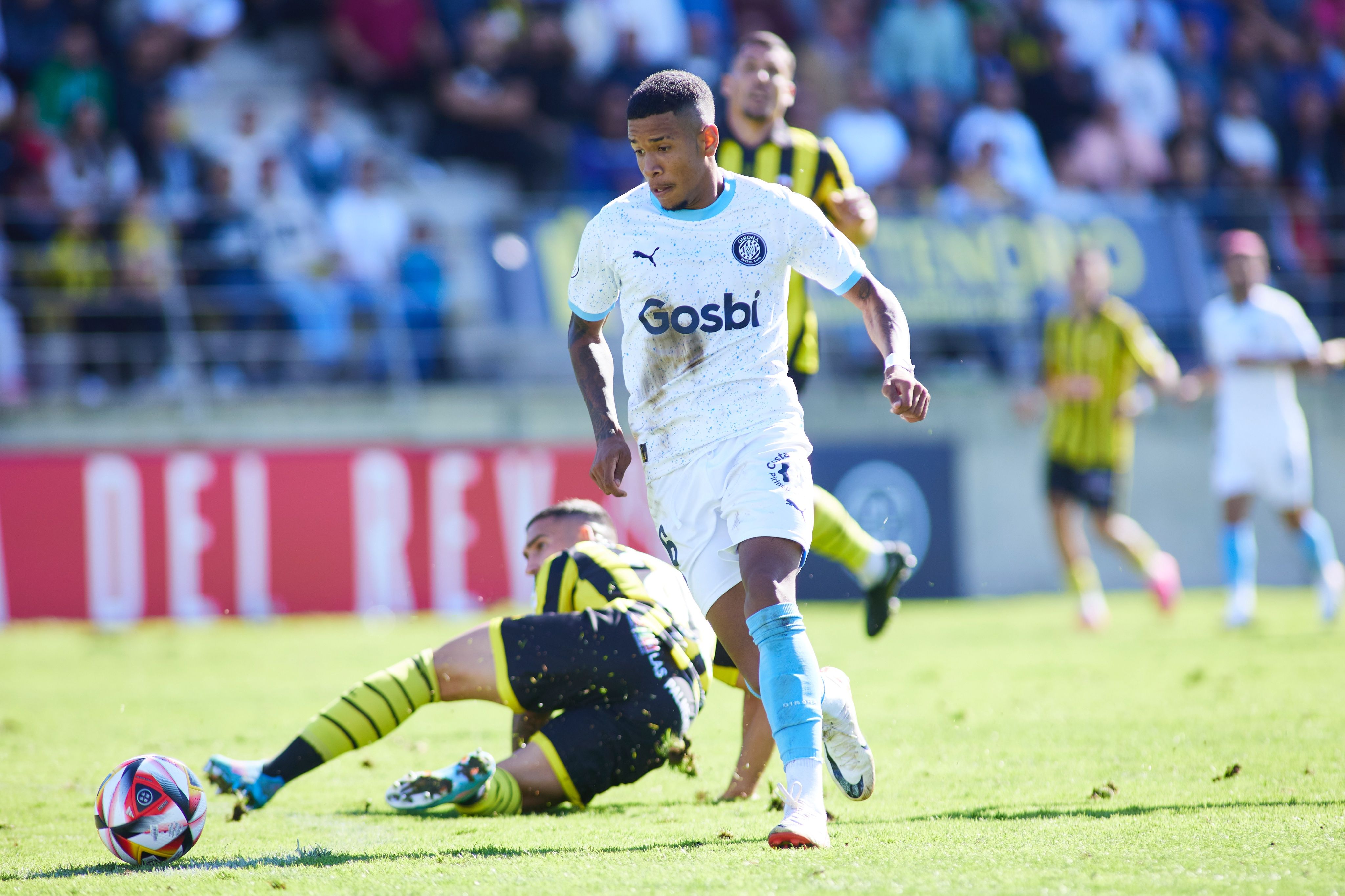  Savinho, en su gol en el San Roque de Lepe-Girona.
